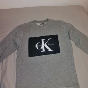 Calvin Klein sweatshirt M - Calvin klein Sweatshirt i strl M. Mkt fint skick! Fraktar snabbbt vid köp! 