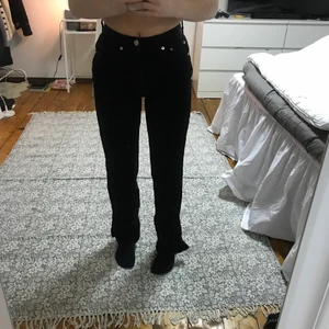 Svarta raka jeans  - Jeans med slits från Gina! Köptes i somras och har knappt kommit till användning💕