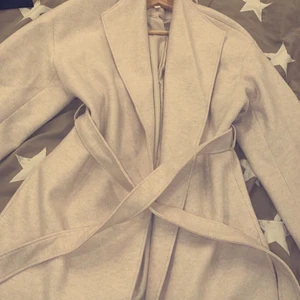 Kappa - En Jättefin oanvänd HM kappa som har väldigt fin passform och är väldigt stilig i sig.                                                                  Köpt för (600kr) Ny pris (350)