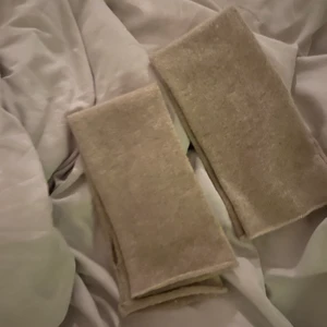 Lisa Yang Vantar  - säljer dessa beige kasmir vantar. Skriv för fler frågor, inga defekter❤️