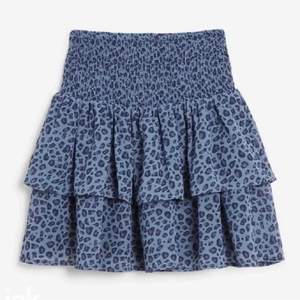 Superfin slutsåld kjol från Kappahl som är i strl 170 vilket motsvarar xs-m! Säljer för att den inte kommer till användning. Skriv privat om du har frågor eller behöver fler bilder💕