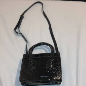 Väska - Denna väskan har bara använts en gång, det är en bäldigt fin krokodilmönstrad väska.