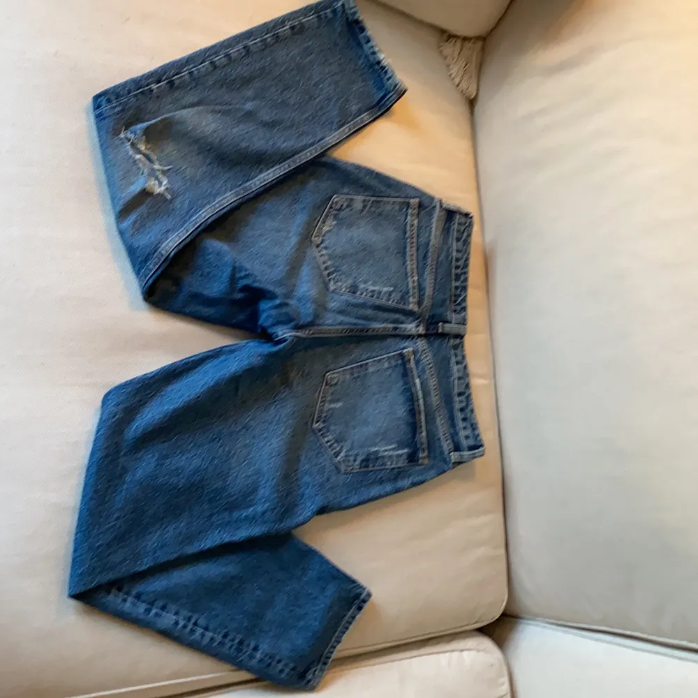 Ett par mörkblåa jeans från Zara dom har slitningar på båda knäna.  Skriv privat för mer bilder . Jeans & Byxor.