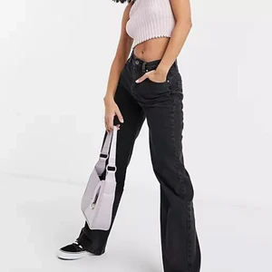 stradivarius svart jeans - säljer dessa supersköna och snygga jeans från stradivarius då de blivit lite för små för mig🧸✨ använda ungefär 7 gånger men är i fint skick!! kan gå ner i pris vid snabb affär💛 