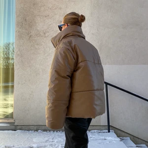 Jacka från LXA the Labelx Linn Ahlborg  - Helt ny jacka i faux leather från Linn Ahlborgs märke LXAthelable. Använd 1 gång, då dessa bilder togs. Nypris 1199kr. 