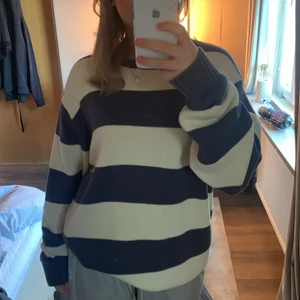 Brandy Melville stickad tröja.  - Tröjan är over size. Bara använd ett fåtal gånger.🤍