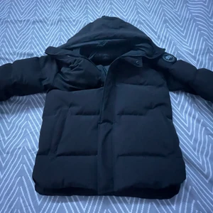 canada goose jacka - Säljer min canada goose jacka äkta helt ny har haft den denna Vintern o nu vill jag sälja den..