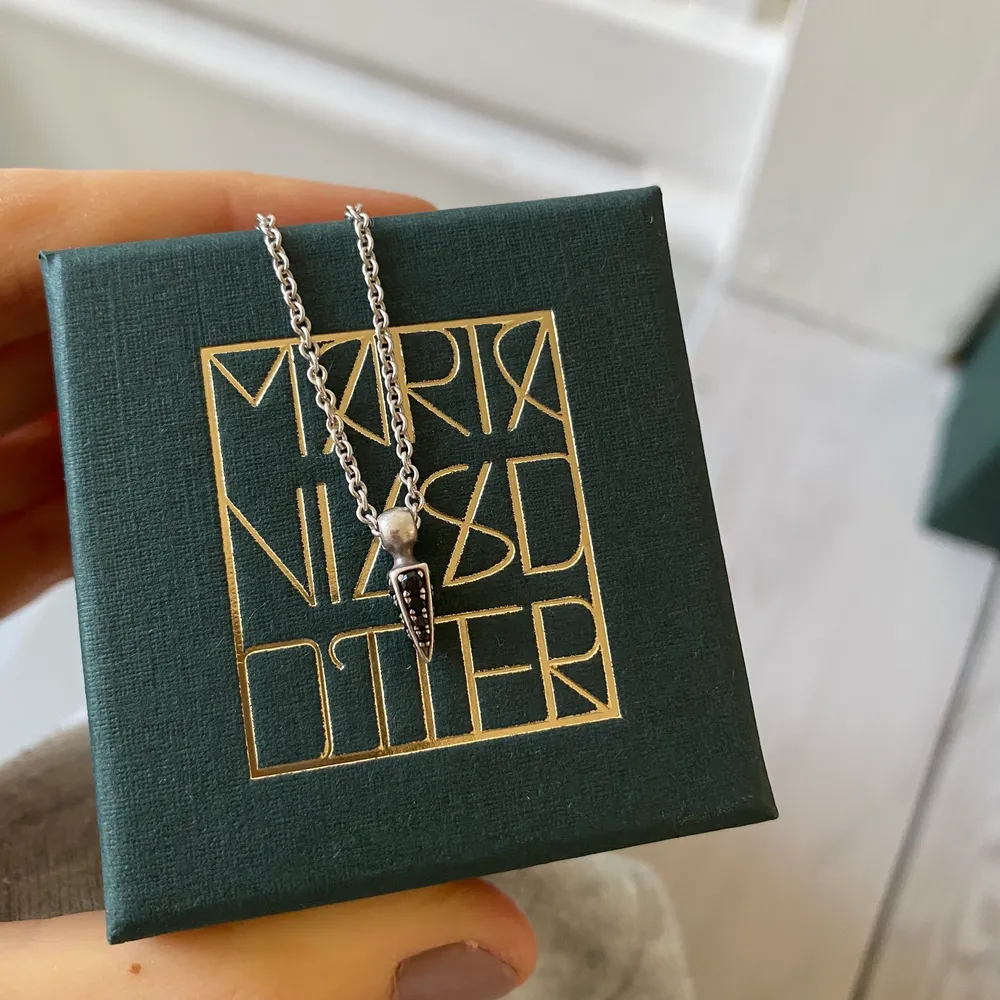 Säljer detta jättefina halsband från Maria Nilsdotter! Använt ett fåtal gånger och sparsamt använt. Nypris 2795 kr. Accessoarer.