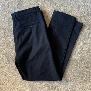 Herrbyxor från Zara  - Marinblå byxor från Zara. Storlek EUR:42 USA: 32