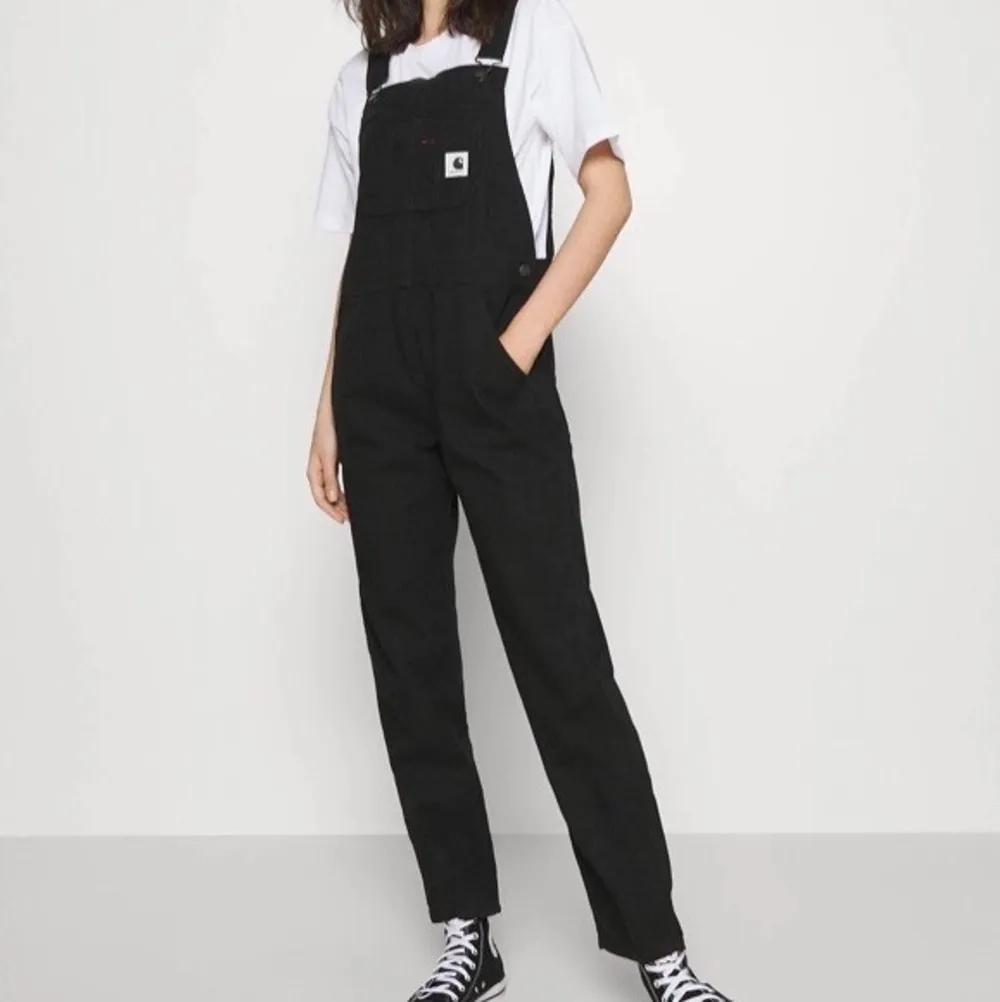 Jättefina svarta hängselbyxor från Carhartt! Modellen heter W’ BIB OVERALL. 96% bomull, 4% elastan. Använda 1 gång, köpta för 1700kr. Säljer för att jag har ett par andra som används mer. Priset kan diskuteras vid snabb affär! . Jeans & Byxor.