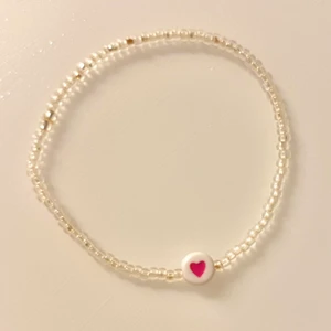 💖 BRACELET - Super sött armband som man kan passa till allt! Hjärtat är ett litet påminne att le och tänka på vad du älskar. Hjärtanen finns i andra färger om man skulle vilja göra bff armband💕
