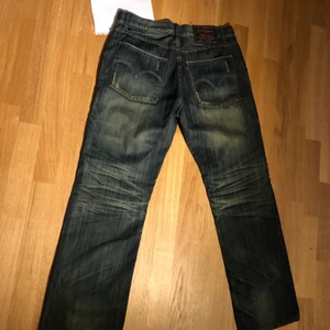 levi’s 517 - säljer mina snygga levi’s, passar baggy jättebekväma att ha på, passar jättebra och är i ett bra skick! Passar straight leg (baggy)