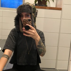 Camoflage mössa  - Varför inte köpa hem denna astuffa mössa i camoflage? Tycker den är så cool, men har inte hittat tillfälle att använda den på ett tag 🤗 det står att den är L/XL i den, men jag som har litet huvud kan absolut ha den! 