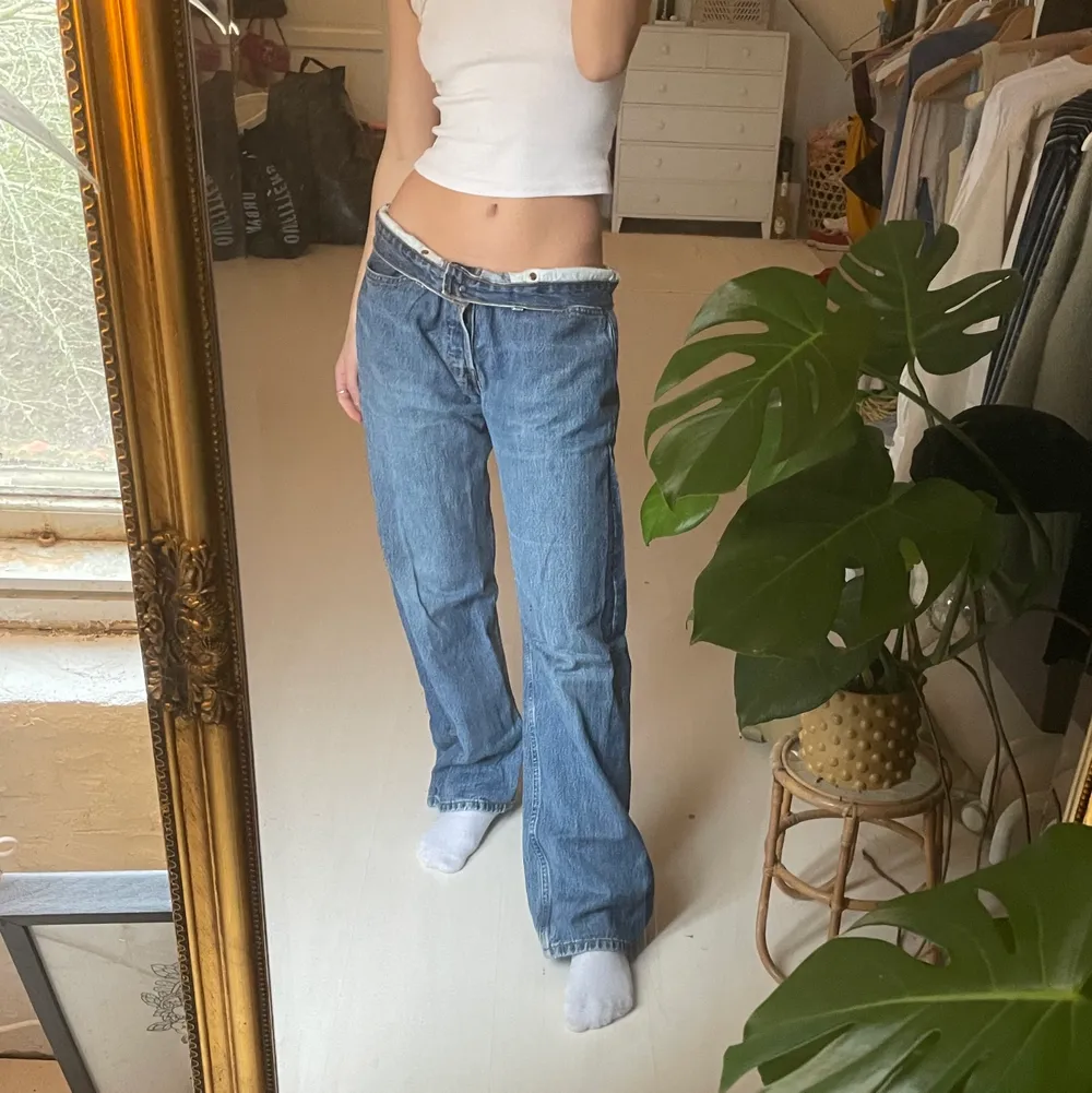 Lågmidjade vintage Levis jeans i perfekt jeansfärg!! Verkligen perfekt modell men tyvärr lite stor för mig! Midjemått mått rakt över: 41cm, innebernslängd: 76cm. Jag är 165 cm lång. Köparen står för frakten 🌈 budgivning avslutas på måndag eller köp direkt för 300kr. Jeans & Byxor.