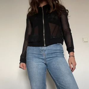 Nättröja  - 🖤En nättröja som då är lite genomskinlig. Själva dragkedjan är lite sönder men den går fortfarande bra att dra upp och ner. Passar XS/S. Frakten kan ändras beroende på vilken påse den får plats i!🖤