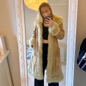 Pälskappa - Säljer en pälskappa i strl 38/40. Passar även bra på mig som brukar ha S på jackor. Fint second hand skick, har tyvärr inte plats för den:( köpare står för frakt🧥