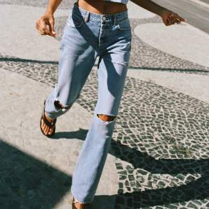 Jag säljer mina slutsålda jeans från Zara i modellen straight full length med slitningar, de är även mid waist. Endast använda 2/3 gånger så de är i nyskick. 💗