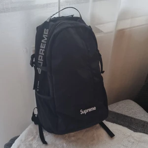 Supreme Ryggsäck (SS18) - En ryggsäck jag inte längre använder, bra skick och bra material (slit tåligt). Går vanligtvis för 2000 - 4000 🌸
