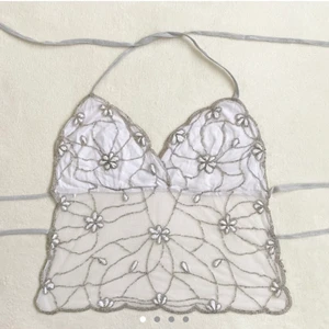 Beaded halter neck top  - Kan tänka mig att sälja mitt deadstock Y2K beaded mesh backless halter top. Från 2004. Några pärlor saknas pågrund av ålder men inget synligt. Storlek 12, passar allt från XS-L  då den har snören man kan knyta som man vill o göra den mindre eller större. Köpt för cirka 1000 kr på depop. 💕 första bilderna är från tjejen jag köpte tröjan av. 