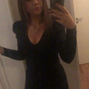 Svart topp - Jättefin passform, trycker upp brösten (även om man inte har några som jag🥴). Skulle passa en XS och S då den är liten i storleken❤️ Köparen står för frakten❤️ från PULL&BEAR 