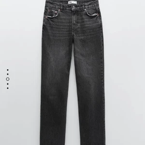 Zara jeans  - Säljer snygga slutsålda mörkgråa jeans från zara i modellen ZW premium 90s full length rainfall black, de är också midwaist. Eftersom de va avklippta från början nertill klippte jag av lite mer så de går ner till marken på mig som är 165. Är man kortare än så kan man ju bara klippa av lite mer. Skicket är bra💗
