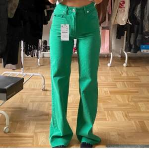Säljer ett par gröna zara jeans i den mörka färgen men samma modell som dom ljusa, i stl 32 men funkar även på 34.  Köpta i november men har bara använts 2-3 gånger så dom är i bra skick. 