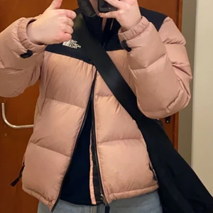 North Face jacka - Intressekoll på dunjacka från The Nort Face i storlek S. Köpt för 1500. Skickar fler bilder vid begäran!