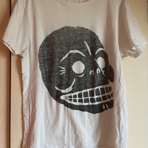 Cheap minsta T-shirt  - T-shirt från cheap monday trycket ska va slitet. 