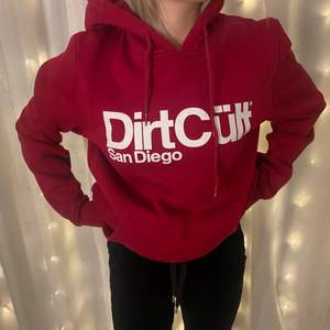 röd dirtcult hoodie