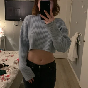 Stickad tröja - Säljer denna svin fina blåa stickade tröjan från Zara. Storlek S men väldigt stretchig. 