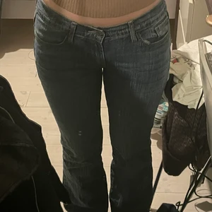 Low waist jeans - Jättesnygga low waistade jeans i stretchigt material! De är utsvängda, men på någon med en mindre storlek sitter de ganska baggy.