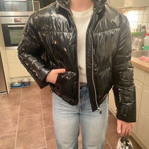 Lack ”puff” jacka - Super skön, croppad. Varm. Pris 250kr +frakt