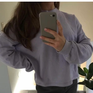 Lila sweatshirt från Monki - Lila sweatshirt från Monki som från början var en sweatshirtklänning, men jag sydde upp den till en tröja istället. Bra skick!💕