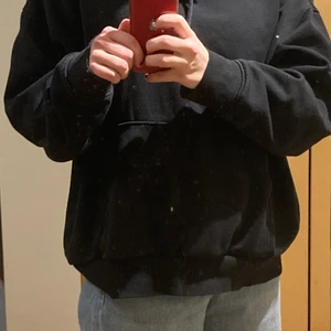 🖤Svart Weekday Hoodie🖤 - säljer tyvärr min hoodie från weekday, då den inte komemr till användning! inga skador på den och är väldigt bekväm med stor luva! passar till allt☺️ Vid fler frågor tveka inte att skicka iväg ett meddelande!