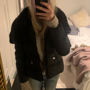 Svart moncler jacka med krage - Asscool svart moncler jacka i storlek M. Köpt på vestaire för 5700kr. Jättebra skick. Äkthetsintyg finns.