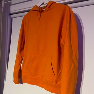 Orange hoodie från carlings  - Orange hoddie från carlings egna märke (ISTAY), använt ett fåtal gånger. Storlek S, normal i storlek. Bra skick!