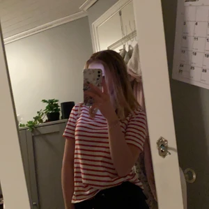 Randiga tröjor  - Slutsålda svart och röd randiga t-shirts från Zara😘 intressekoll! Passar till allt! (Styckpris) säljer även via frakt då köparen betalar den men vet ej hur mycket det blir, killar om någon är intresserad!🤍🌟 (båda slut nu)