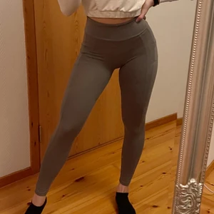 Gymshark tights i strl S - Suuuperstretchiga tights från Gymshark i strl S🤍 250:- och frakt tillkommer om de behöver skickas! Har små detaljer som dragkedja i svanken och på ena benet