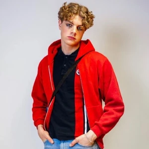 Hoodie - Snygg röd hoodie med dragkedja i storlek M🤩