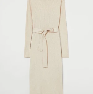 Ribbstickad klänning ” Bianca Ingrosso” - Snygg ribbstickad klänning i beige från HM. Storlek M. Bianca Ingrosso tipsar om denna. Använd enstaka gånger.  