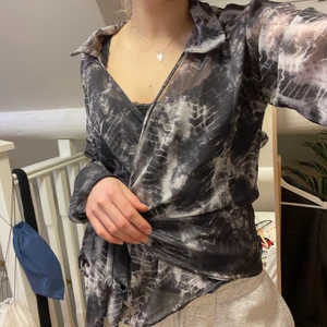 Snygg blus  - Snygg blus ifrån pretty little thing 💛 Man knyter på sidan 🧡