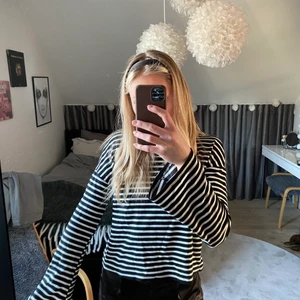 Nakd topp - Så fin tröja från nakd med utsvängda armar💘 skönt lite tjockare material som ger ett fint fall