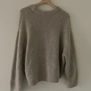 Stickad tröja  - En beige stickad tröja, mysigt och perfekt basplagg som passar till de mesta! Säljs då den inte används så mycket och troligtvis gör sig bättre hos någon annan :))