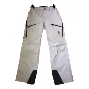 Haglöfs Byxor  - När skidbackarna kallar är det här de perfekta byxorna. De här klassiska byxorna är garanterade att hålla dig torr utan begränsa dina rörelser och är konstruerade för hållbart skydd mot väder och vind. 