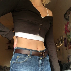 Brun kofta - Brun supersöt kofta från Zara. Croppad och har 4 knappar. Mycket bra skick förutom ett litet snöre som hänger ut, går att klippa av🥰 Knappt använd. Står storlek M på tröjan men passar mig som är S.