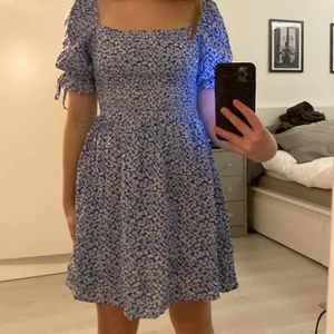 Klänning  - Säljer den här superfina klänningen den är använd 1 gång💗 den är jätteskön att ha på sig när det är varmt ute☀️ den är i storlek S men passar som en xs💗