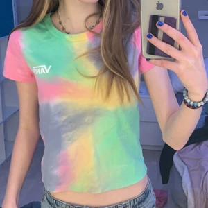 vans t-shirt  - tie-dye t-shirt från vans, köpt för några år sen men använder den inte längre💞 bra skick! kan mötas i stockholm, köparen står för frakt annars💞