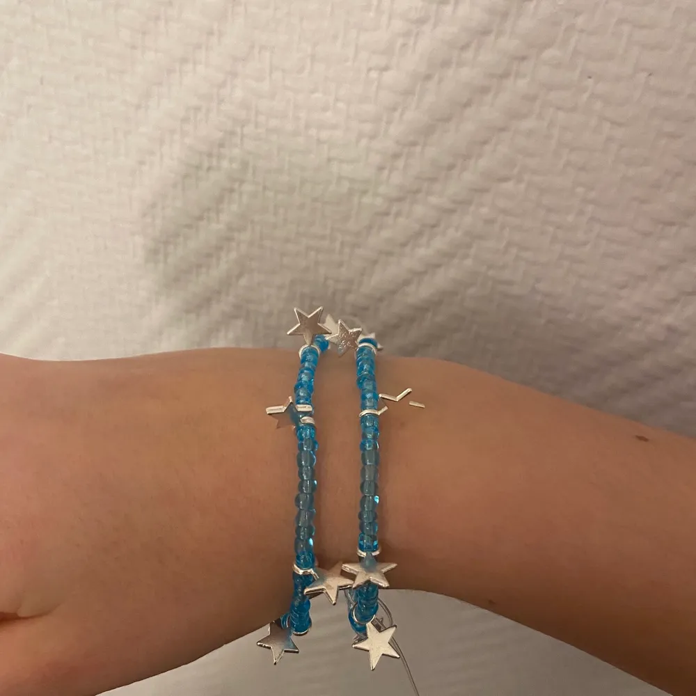 Säljer dessa armband, 25kr styck och gratis frakt. 2 för 30kr och 3 för 35kr och gratis frakt 💗🌟. Accessoarer.