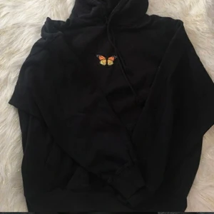 brandy melville hoodie - säljer en oversized hoodie från brandy melville. har verkligen varit en favorit men använder inte längre så därför säljer jag. skicket är fint och jag hittar inga defekter. jag har lånat bilderna från internet, skriv privat för frågor eller önskemål om egna bilder! hoodien är märkt som one size men passar många storlekar då den är väldigt stor och oversized! frakten betalas av köparen💗
