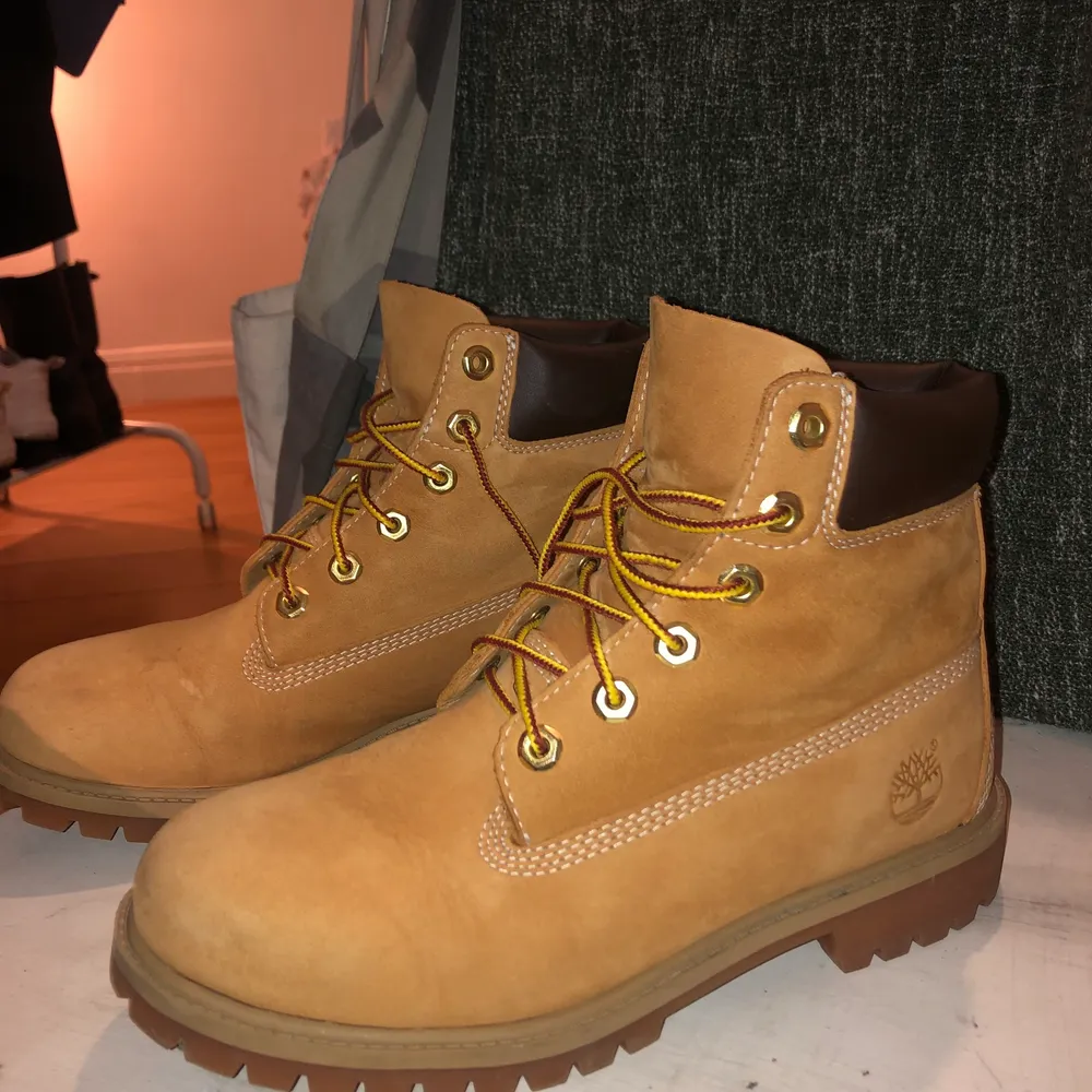 Näst intill nya timberlands. Använda runt 5gånger. Storlek 39. Nypris 2000kr. Köpare står för frakt. Kan mötas upp i Göteborg.. Skor.